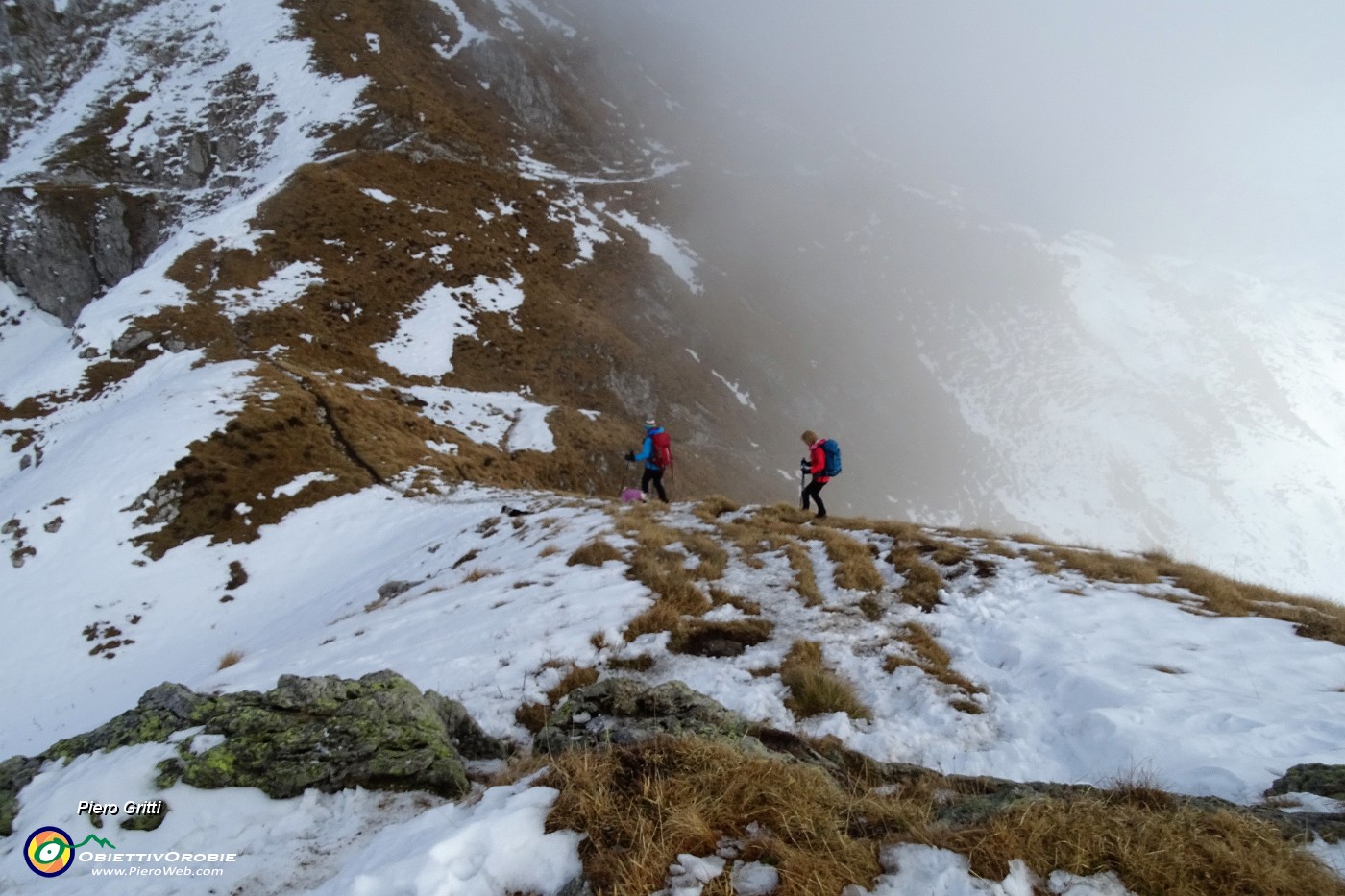 58 Da Cima Grem (2049 m) scendiamo alla Bocchetta di Grem (1976 m).JPG